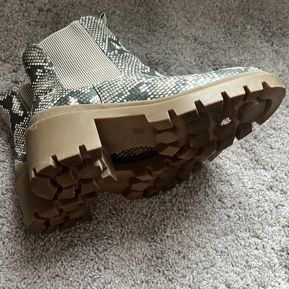 Universal Thread Snakeskin Chelsea Boots - Womens 10 - Picture 7 of 9